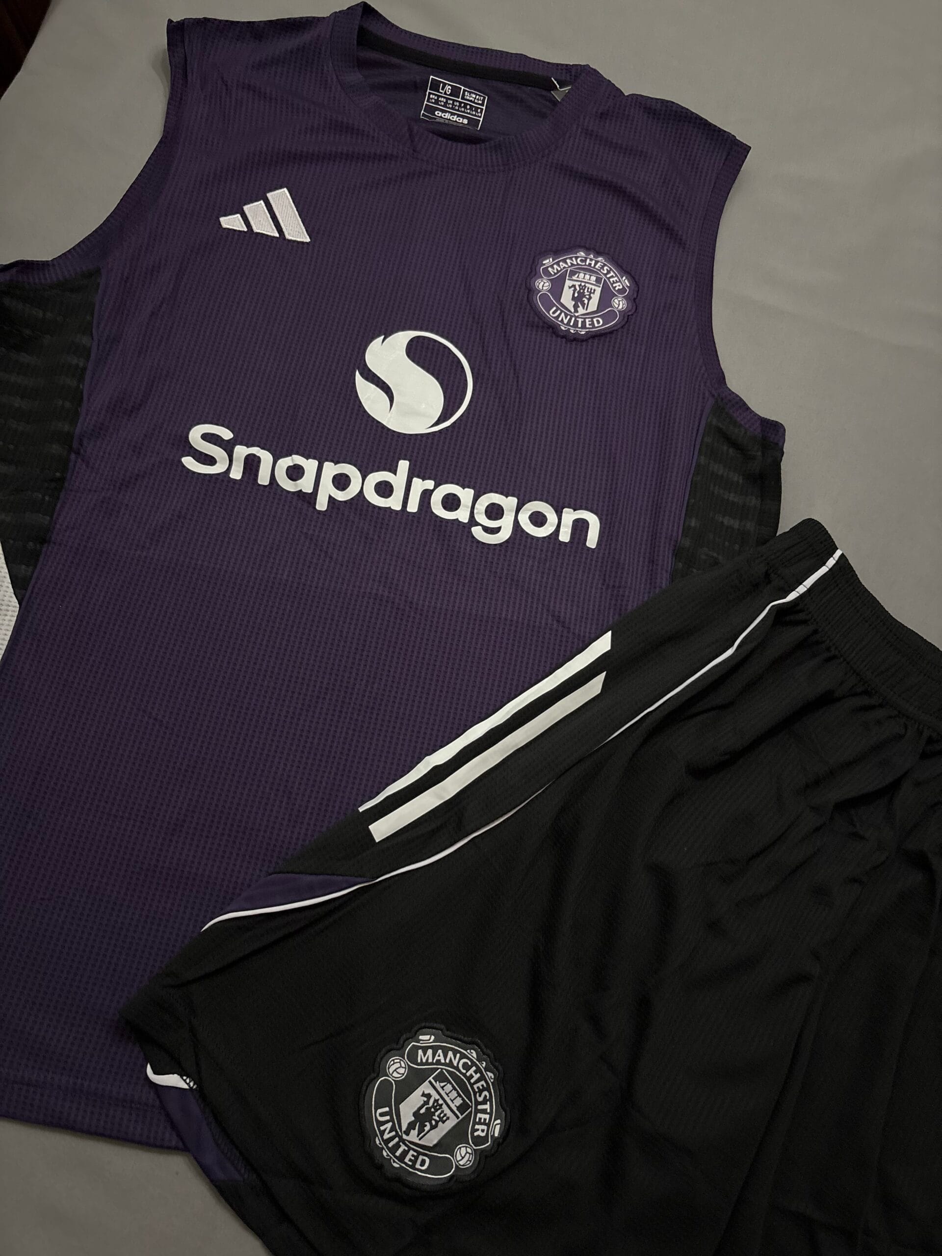Conjunto Manchester United Musculosa + Short IMPORTADO - Imagen 2